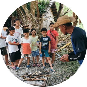 小孩子認真學習的表情